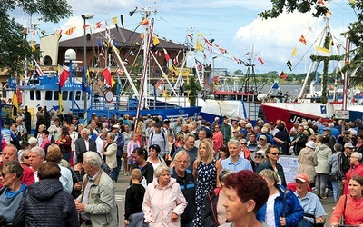 W czasie wakacji  nad Morzem Bałtyckim wypoczywają turyści z całego świata.