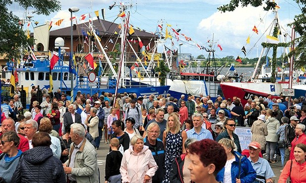 W czasie wakacji  nad Morzem Bałtyckim wypoczywają turyści z całego świata.