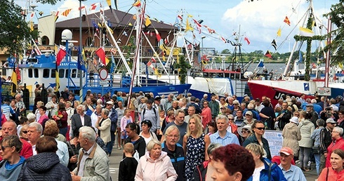 W czasie wakacji  nad Morzem Bałtyckim wypoczywają turyści z całego świata.