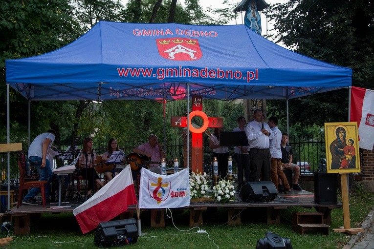Koncert uwielbienia odbył się przy kościele św. Małgorzaty w Dębnie