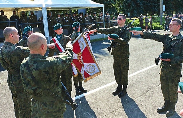 ▲	To najważniejsza chwila uroczystości na placu apelowym.