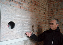▲	Ks. Piotr pokazuje kamień węgielny lwowskiej świątyni. 