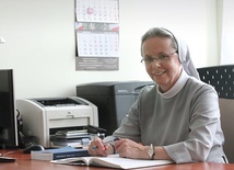 ▲	Siostra magdalenka na co dzień pracuje w Legnickiej Kurii Biskupiej.