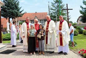 ►	Podczas uroczystości do świątyni wprowadzono relikwie pastuszków z Fatimy – bł. Hiacynty i bł. Franciszka.