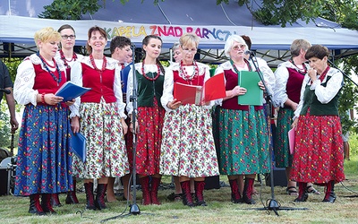 ▲	Zespół Siemienice zaśpiewał pieśni patriotyczne z okazji 100. rocznicy odzyskania niepodległości.