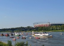 Uczestnicy ubiegłorocznego spływu przepływają obok Stadionu Narodowego.