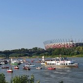 Uczestnicy ubiegłorocznego spływu przepływają obok Stadionu Narodowego.