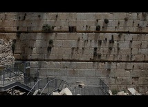 Stone falls from Western Wall in Jerusalem onto prayer area