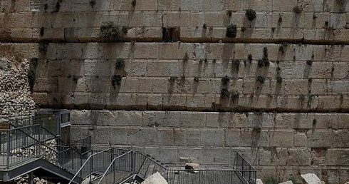 Stone falls from Western Wall in Jerusalem onto prayer area