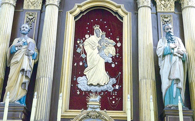 ▲	Obraz Matki Bożej Szkaplerznej w ołtarzu głównym czczony  jest jako łaskami słynący.