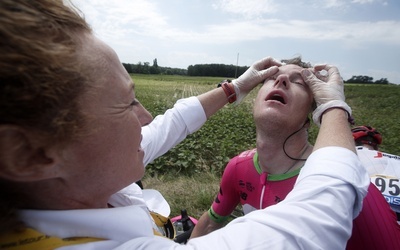 Tour de France: Etap zatrzymany, kolarze oberwali gazem pieprzowym