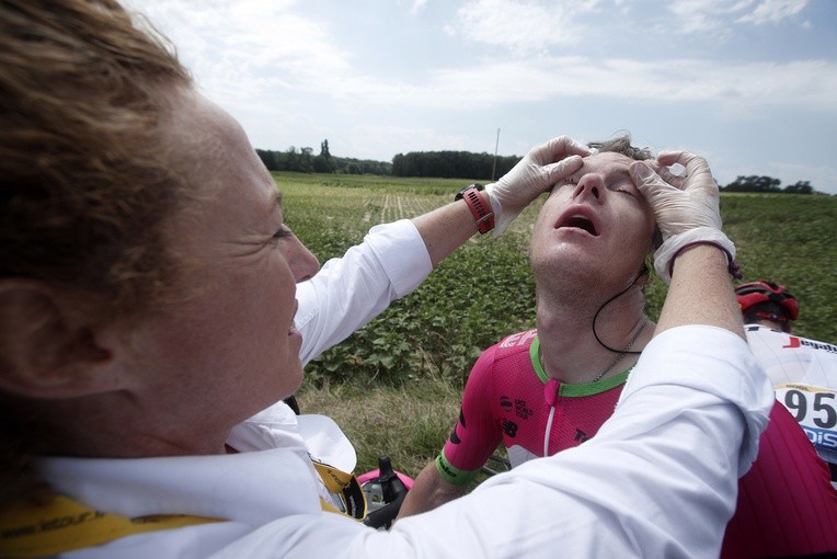 Tour de France: Etap zatrzymany, kolarze oberwali gazem pieprzowym