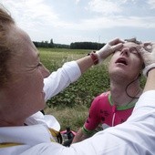 Tour de France: Etap zatrzymany, kolarze oberwali gazem pieprzowym