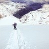 Zejście ze szczytu Bishorn (4153 m n.p.m.) w Szwajcarii prowadzi przez lodowiec Turtmanngletscher. Jednym z zagrożeń na tej drodze są liczne szczeliny lodowcowe.