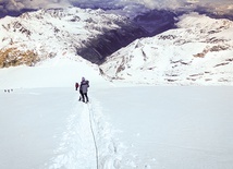 Zejście ze szczytu Bishorn (4153 m n.p.m.) w Szwajcarii prowadzi przez lodowiec Turtmanngletscher. Jednym z zagrożeń na tej drodze są liczne szczeliny lodowcowe.