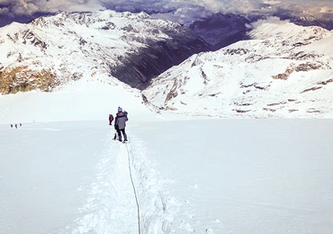 Zejście ze szczytu Bishorn (4153 m n.p.m.) w Szwajcarii prowadzi przez lodowiec Turtmanngletscher. Jednym z zagrożeń na tej drodze są liczne szczeliny lodowcowe.