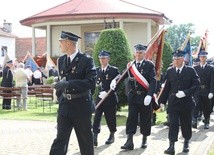 Uroczysty przemarsz pocztów sztandarowych spod kościoła na bielański rynek.