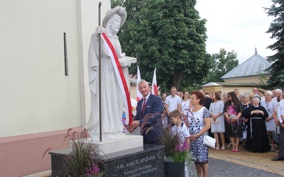 Pomnik odsłonili jego fundatorzy - Jadwiga i Zdzisław Mroczkowscy