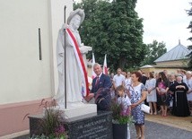 Pomnik odsłonili jego fundatorzy - Jadwiga i Zdzisław Mroczkowscy