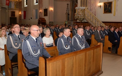 Funkcjonariusze uczestniczyli w Eucharystii i uroczystym apelu
