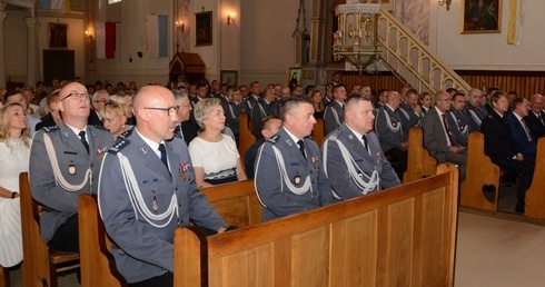 Funkcjonariusze uczestniczyli w Eucharystii i uroczystym apelu