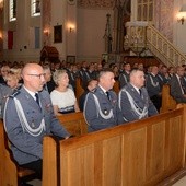 Funkcjonariusze uczestniczyli w Eucharystii i uroczystym apelu