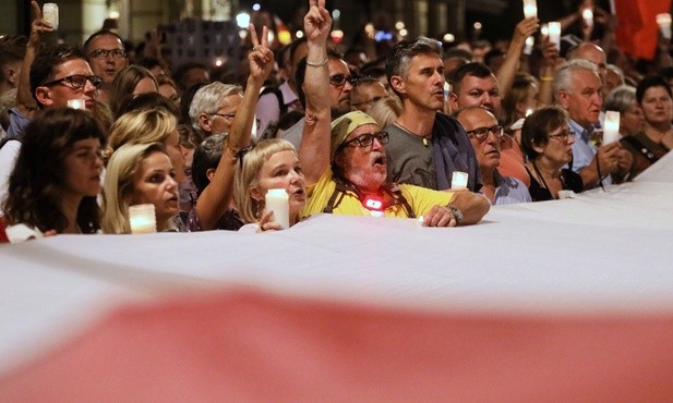 Demonstracje przed Pałacem Prezydenckim i sądami