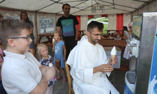 Niespodzianką dla najmłodszych były włoskie lody serwowane w namiocie przy kościele