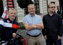 Maciej Urbaniec po raz drugi przesuwa swoje granice na wyprawie Rozkręć Wiarę. Wspierają go tata Witold i brat Mateusz