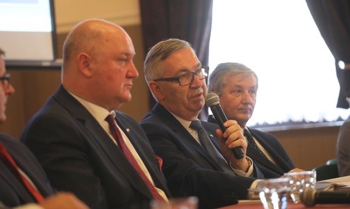 Goście z uwagą wysłuchali, jakie wnioski i spostrzeżenia zgłaszają ci, którzy tą pomocą zajmują się na co dzień