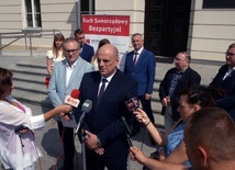 Konferencję prasową Ruch Samorządowy Bezpartyjni zorganizował przed gmachem Urzędu Miasta w Radomiu
