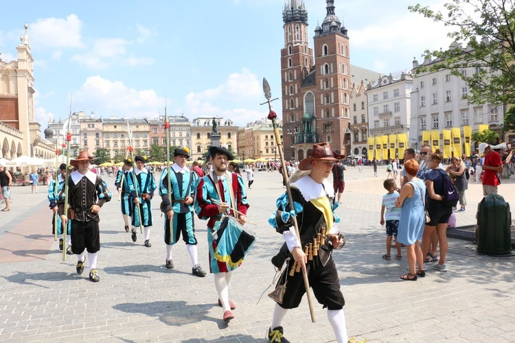 Pokaz siedemnastowiecznj musztry paradnej na krakowskim Rynku Głównym