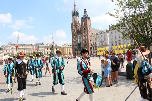 Pokaz siedemnastowiecznj musztry paradnej na krakowskim Rynku Głównym