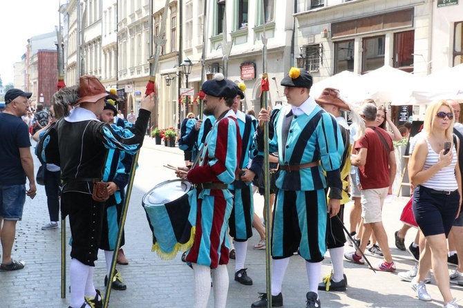 Pokaz siedemnastowiecznj musztry paradnej na krakowskim Rynku Głównym