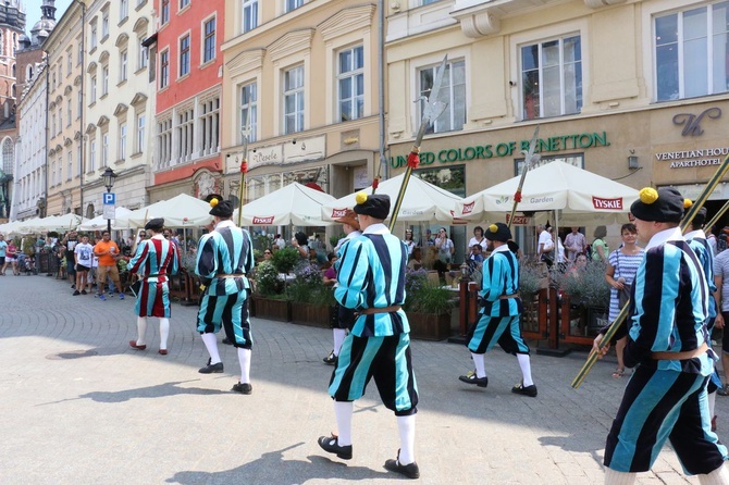 Pokaz siedemnastowiecznj musztry paradnej na krakowskim Rynku Głównym