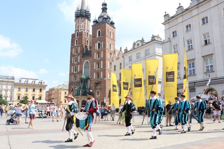 Pokaz siedemnastowiecznj musztry paradnej na krakowskim Rynku Głównym