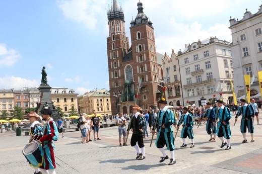 Pokaz siedemnastowiecznj musztry paradnej na krakowskim Rynku Głównym