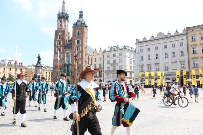 Pokaz siedemnastowiecznj musztry paradnej na krakowskim Rynku Głównym