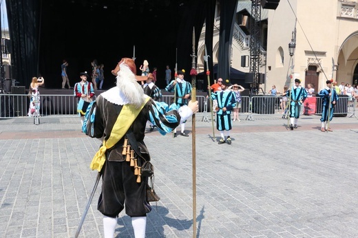 Pokaz siedemnastowiecznj musztry paradnej na krakowskim Rynku Głównym