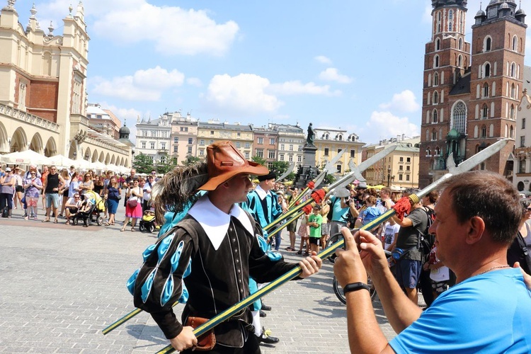 Pokaz siedemnastowiecznj musztry paradnej na krakowskim Rynku Głównym