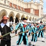 Pokaz siedemnastowiecznj musztry paradnej na krakowskim Rynku Głównym