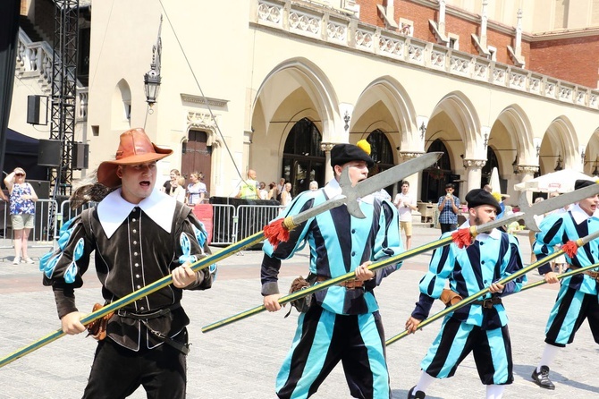 Pokaz siedemnastowiecznj musztry paradnej na krakowskim Rynku Głównym