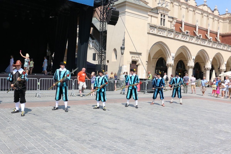 Pokaz siedemnastowiecznj musztry paradnej na krakowskim Rynku Głównym