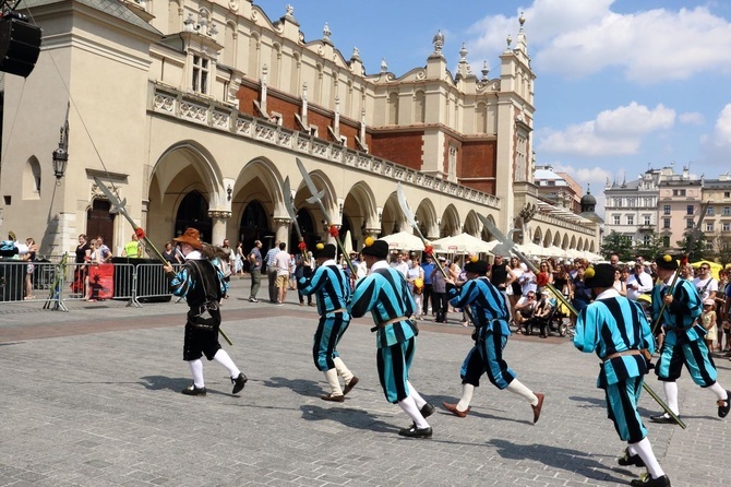 Pokaz siedemnastowiecznj musztry paradnej na krakowskim Rynku Głównym