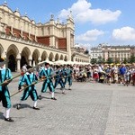 Pokaz siedemnastowiecznj musztry paradnej na krakowskim Rynku Głównym