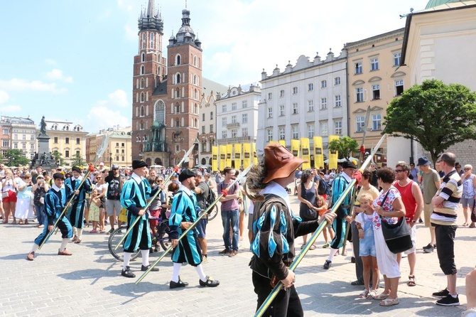 Pokaz siedemnastowiecznj musztry paradnej na krakowskim Rynku Głównym