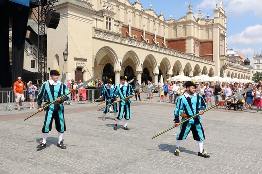 Pokaz siedemnastowiecznj musztry paradnej na krakowskim Rynku Głównym