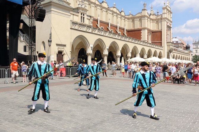 Pokaz siedemnastowiecznj musztry paradnej na krakowskim Rynku Głównym