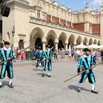 Pokaz siedemnastowiecznj musztry paradnej na krakowskim Rynku Głównym