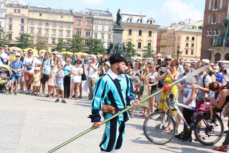 Pokaz siedemnastowiecznj musztry paradnej na krakowskim Rynku Głównym